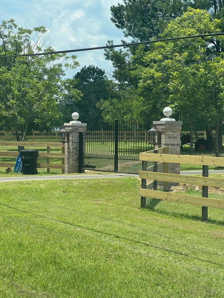 https://tonysfencingandiron.com/wp-content/uploads/2024/11/Brick-Columns-img.jpg