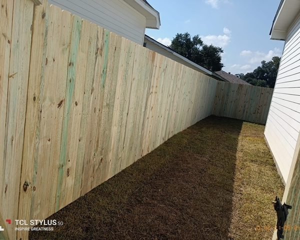 https://tonysfencingandiron.com/wp-content/uploads/2024/11/pine-fence4-600x480.jpg