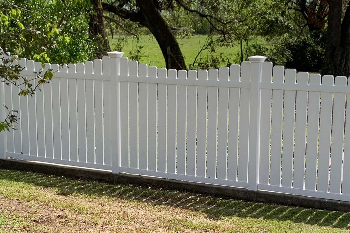 https://tonysfencingandiron.com/wp-content/uploads/2024/11/vinyl-fence.jpg