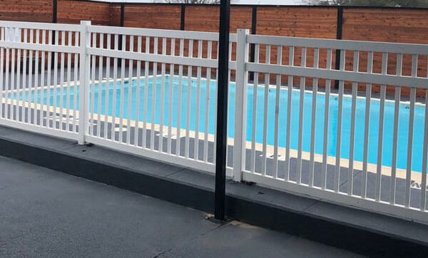 https://tonysfencingandiron.com/wp-content/uploads/2024/12/aluminum_fence-08-e1780435229430-600x362.jpg